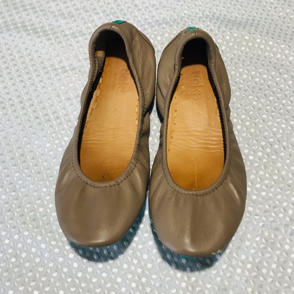 Tieks taupe flats‎